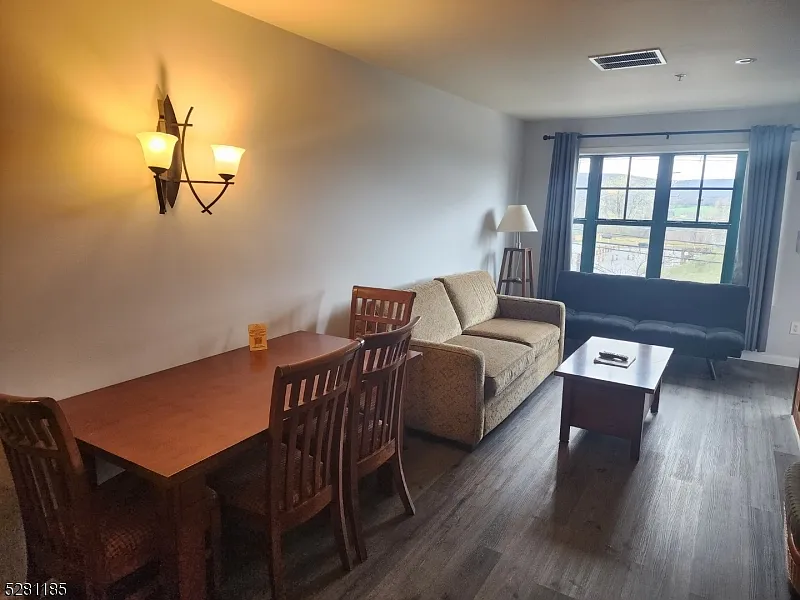 1 bed, 1.0 bath, 600 sqft, $1,800 — Photo 3