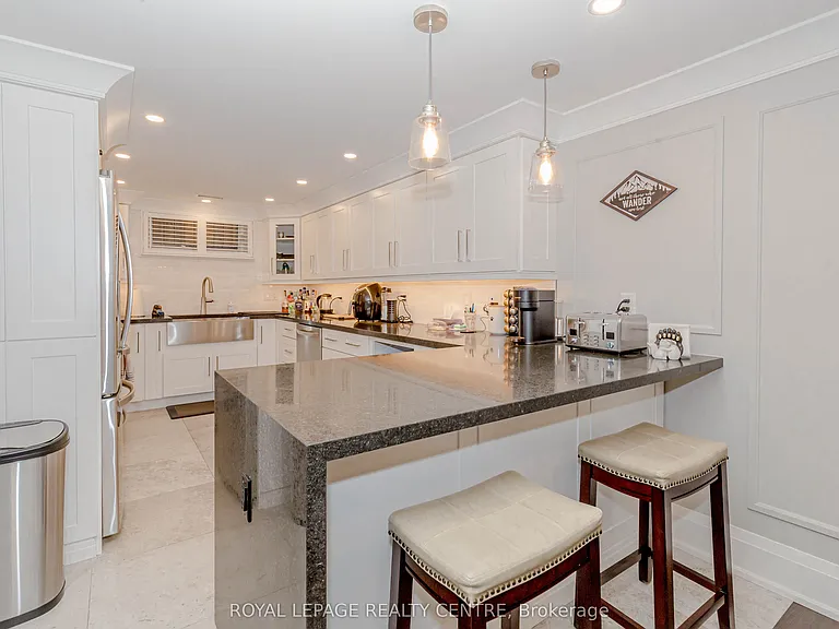 326 Slade Cres #LOWER — Photo 2