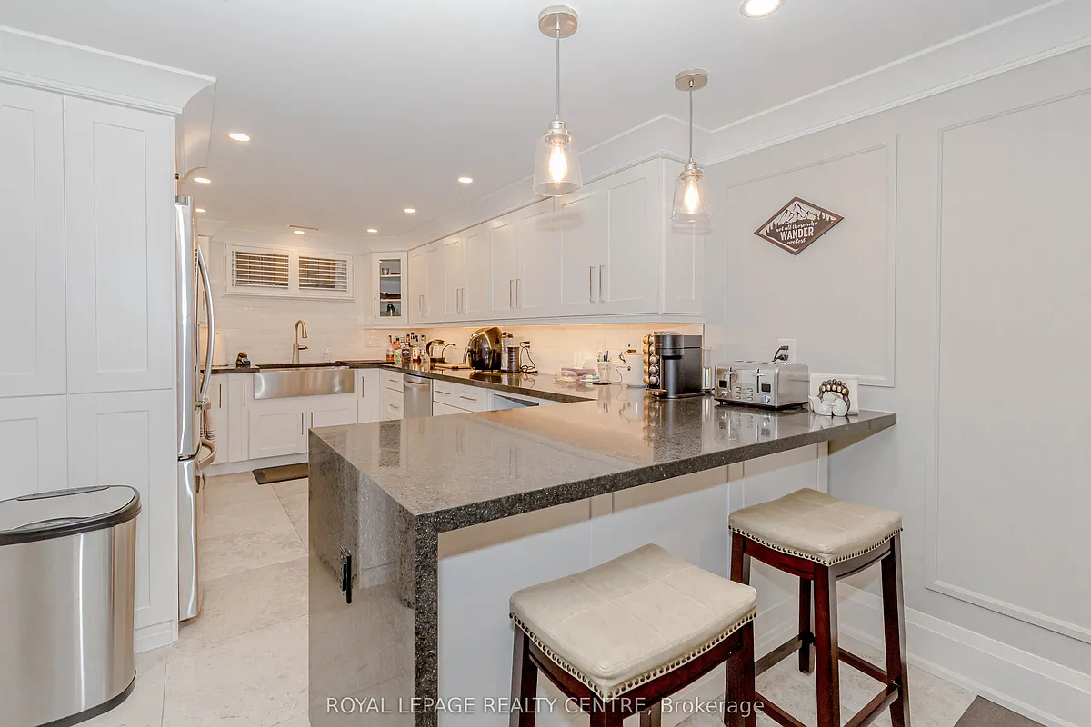 Building Photo - 326 Slade Cres #LOWER