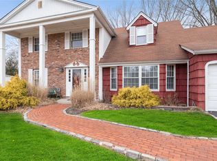 33 Hyde Ln, Coram, NY 11727