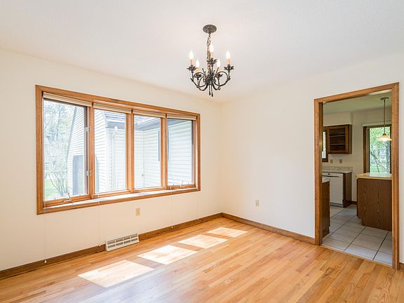 3rd image of 18 Knollwood Dr
