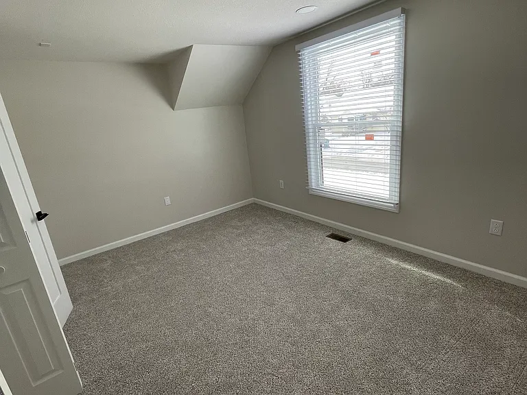 553 Adams Ave — Photo 15
