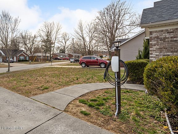 5th image of 6213 Forsythia Ln
