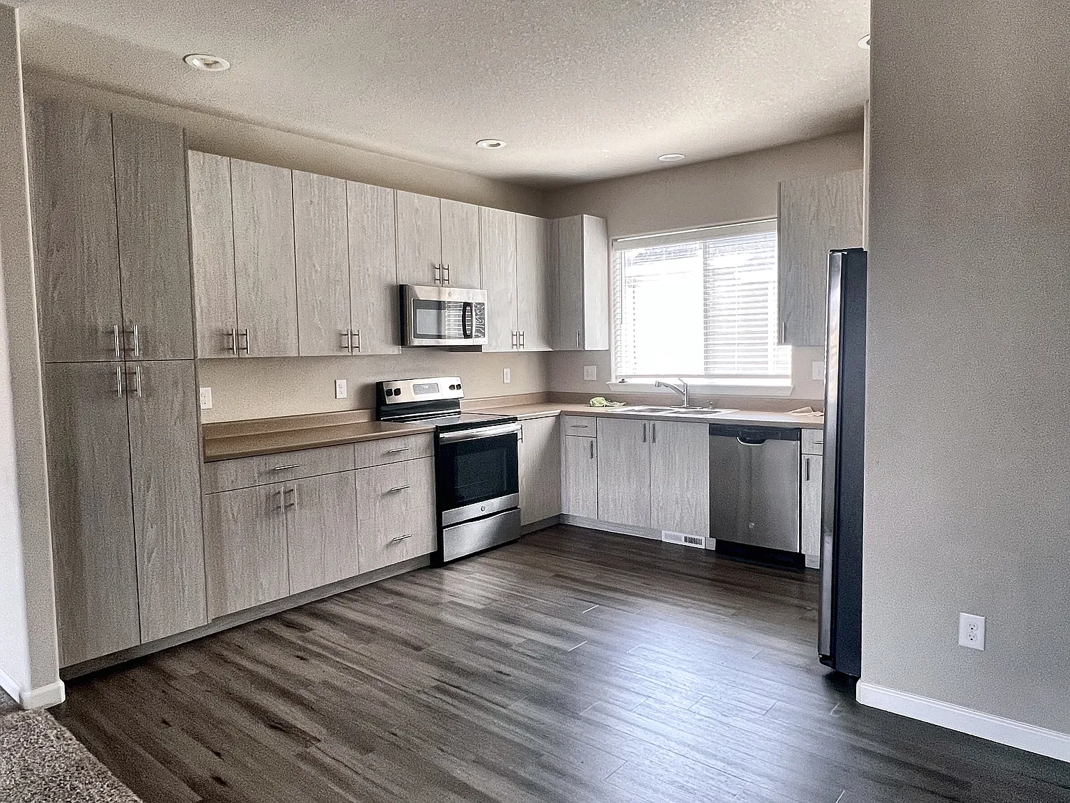 2 bed, 1569 sqft, $2,400 — Photo 2