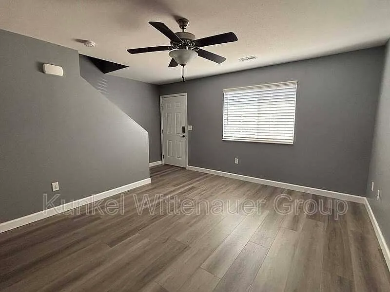 704 Fountain View Dr — Photo 2
