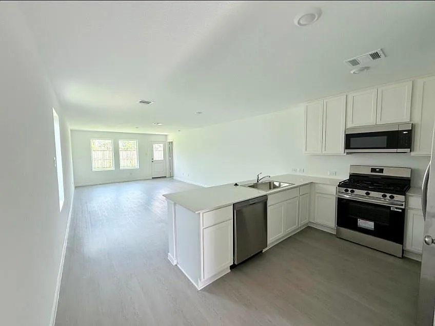 3 bed, 2.0 bath, 1470 sqft, $1,690 — Photo 4