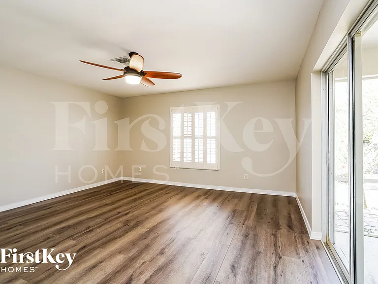 4028 NE 10th Pl — Photo 10