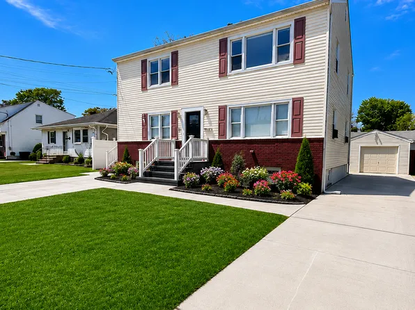 253 Beachview St #B, Copiague, NY 11726