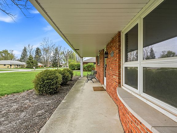3rd image of 300 N Bayberry Ln
