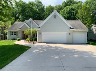 887 Cobblestone Dr, Howards Grove, WI 53083