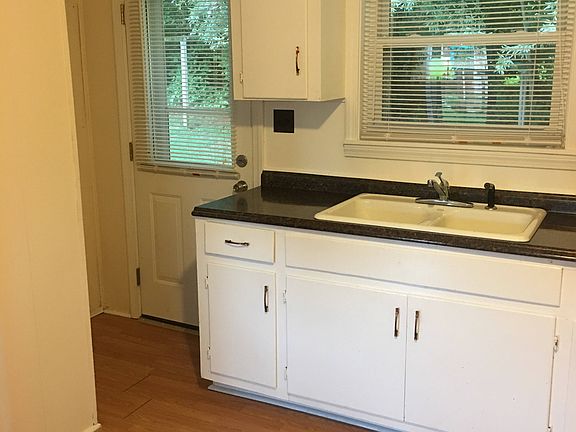 2nd image of 215 Blanch St
