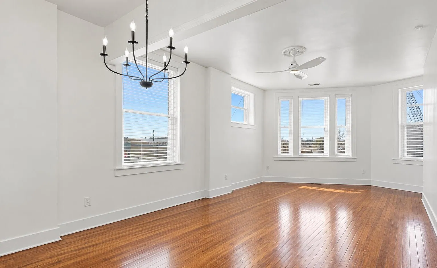 2 bed, 1.0 bath, 983 sqft, $1,900 — Photo 3
