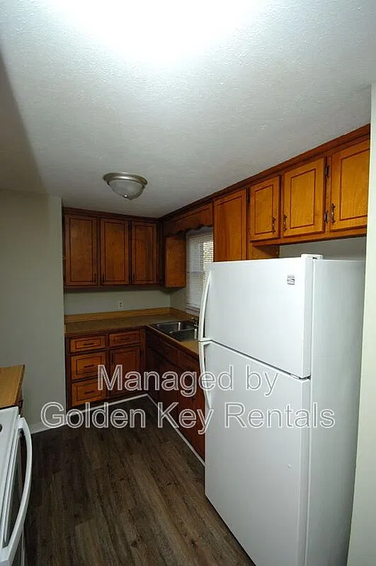 3 bed, 2.0 bath, 1300 sqft, $1,300 — Photo 4
