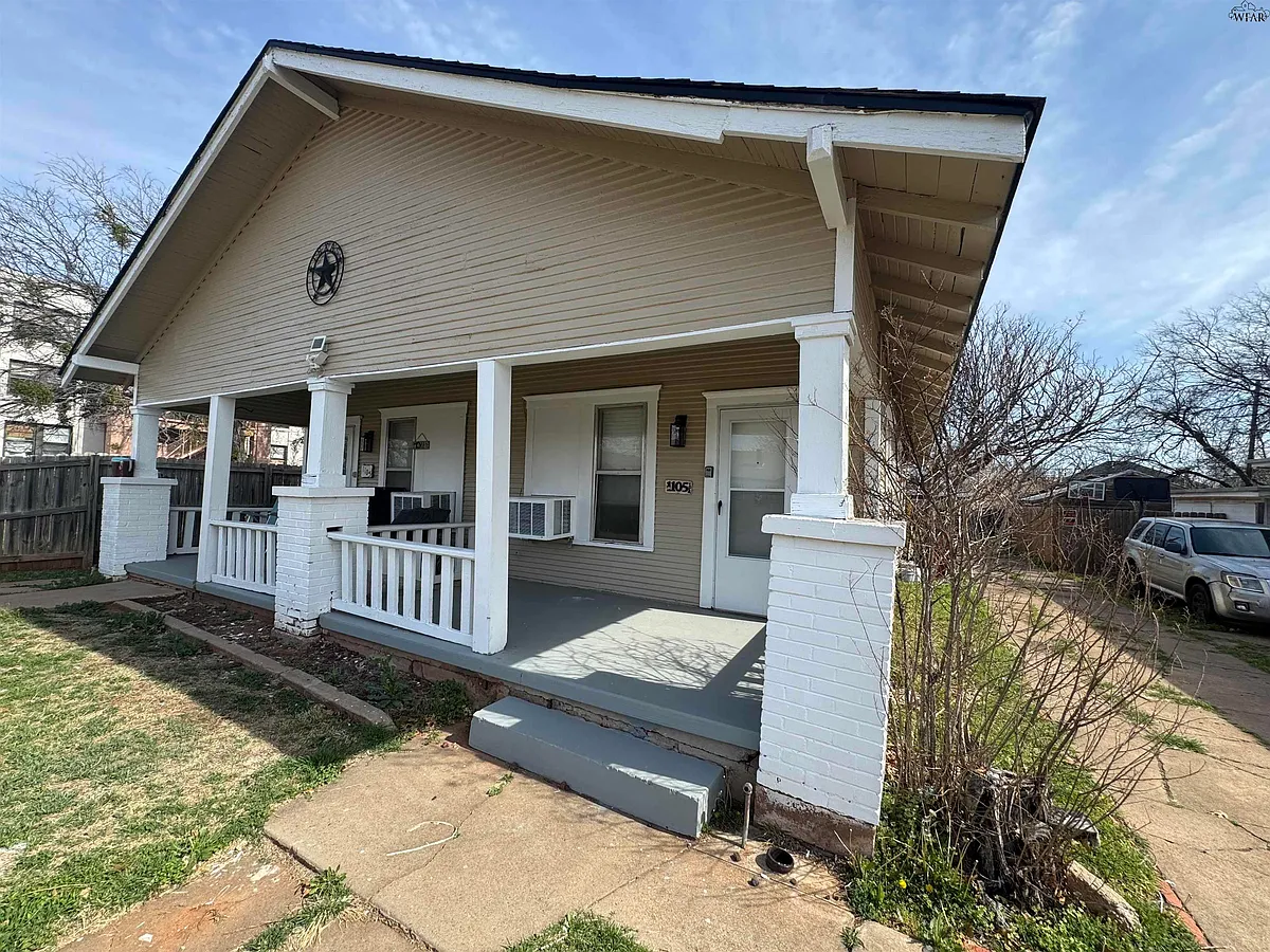 Building Photo - 1105 Bluff St