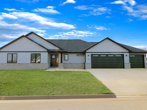 1020 Clare Ct NW, Cascade, IA 52033