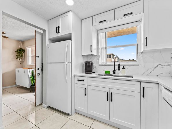 225 Bonnie Boulevard #302, Palm Springs, FL 33461