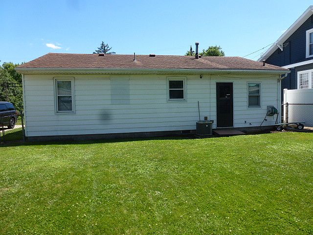 2nd image of 1015 E Main St