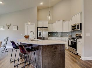 5240 S 37th St, Greenfield, WI 53221