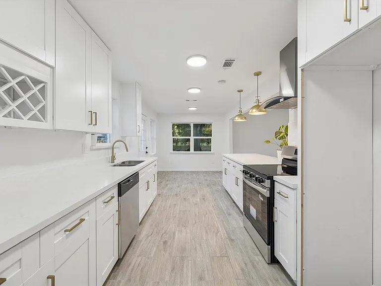 5411 Logston Ln — Photo 14