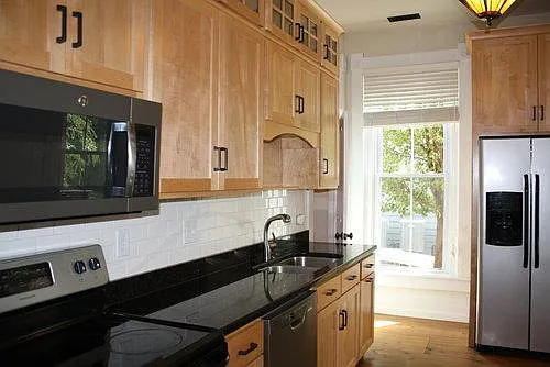 5 bed, 2700 sqft, $6,900 — Photo 4