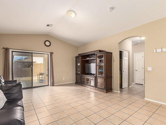 4th image of 908 W Saint Charles Ave