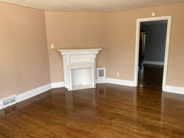 220 E 8th St #B — Photo 7