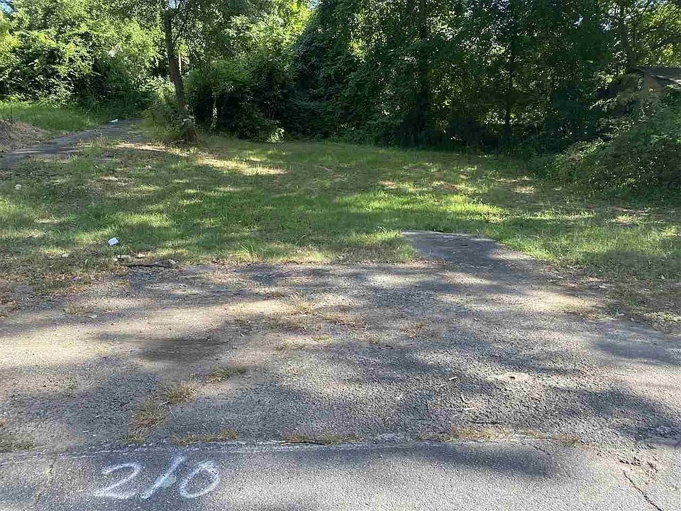 1st image of 210 E 18th St