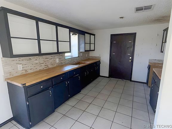 4th image of 305 W Commercial St