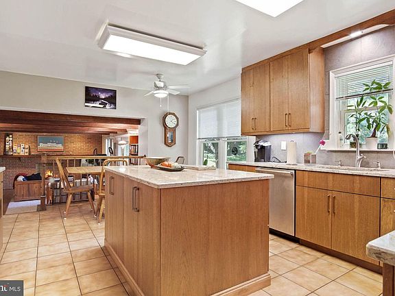 5th image of 203 Evans St