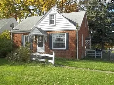 584 E 260th St photo 1