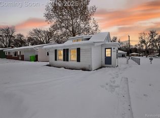 2754 Fishermans Dr, Highland, MI 48356