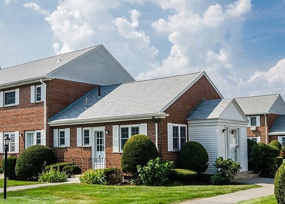 2nd image of 92 Emerson Gardens Rd #92