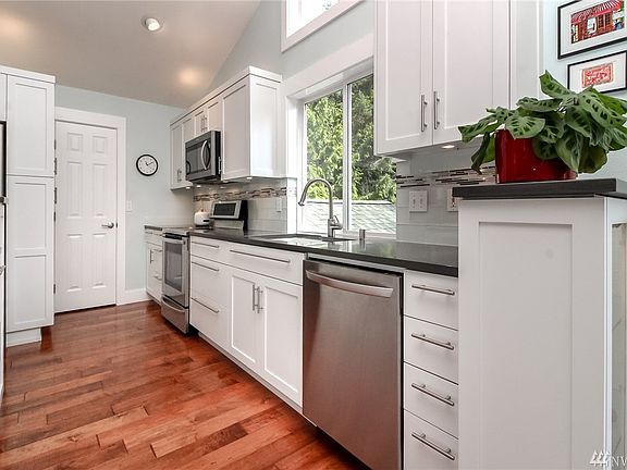 5th image of 262 Hemlock Dr NW