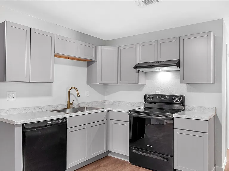107 E Elm St — Photo 9