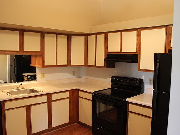 4th image of 61106 Greenwood Dr #1