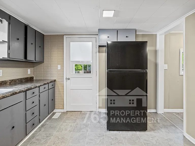1706 Everett St — Photo 12