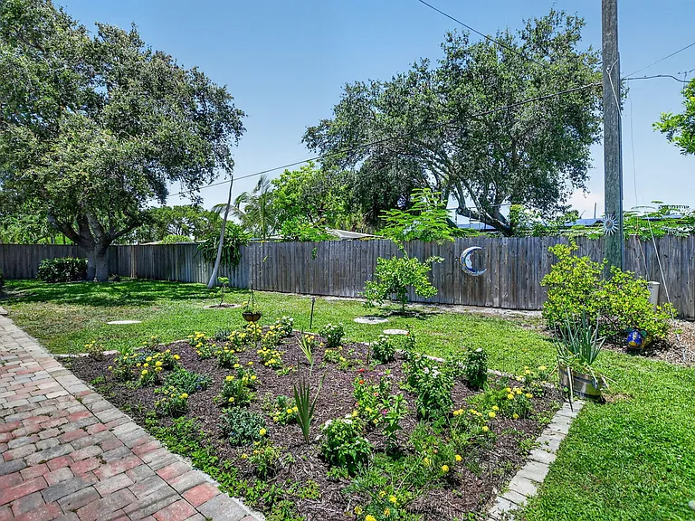 807 SW 3rd St — Photo 44