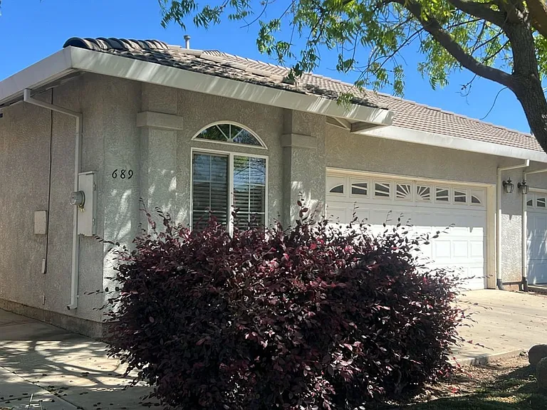 689 Gateway Cir — Photo 2