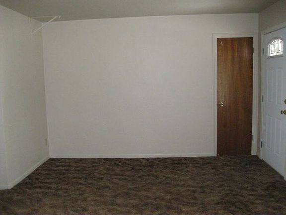 4th image of 611 Stanford Way #A & B