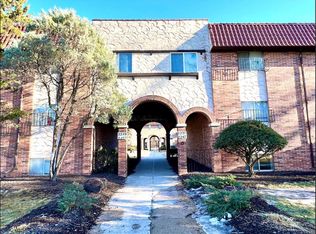 2313 Benson Gardens Blvd #8H, Omaha, NE 68134