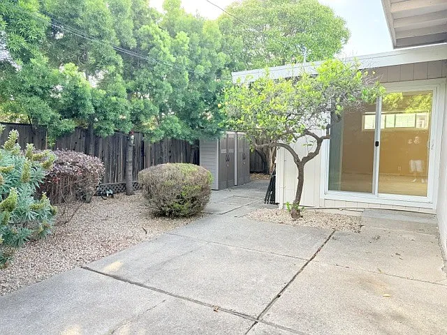 1746 Dewey St — Photo 11