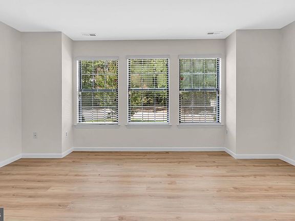 5th image of 47 Chelmsford Ct