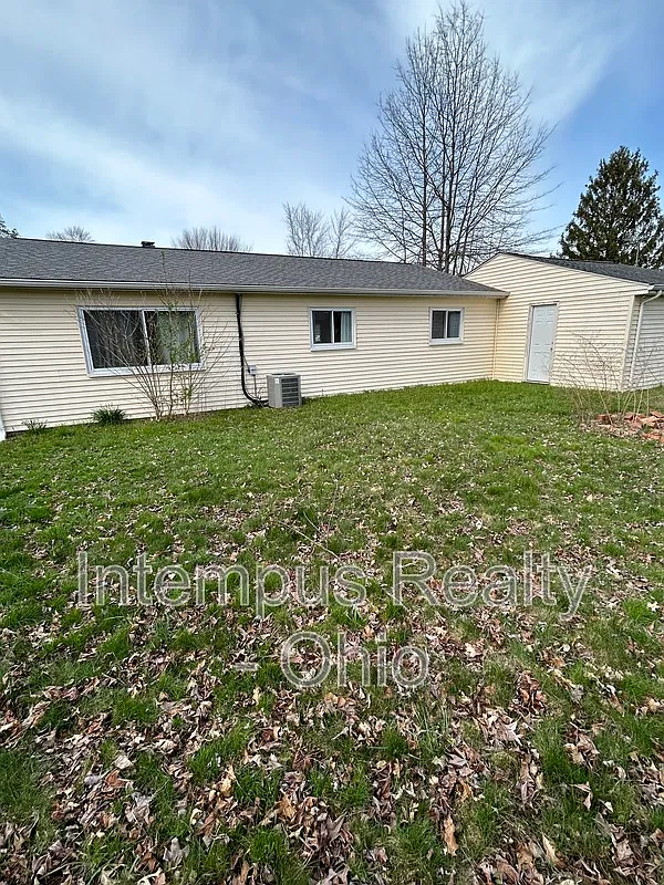 3 bed, 1.5 bath, 1400 sqft, $1,897 — Photo 2