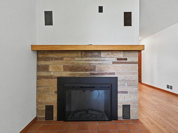 5th image of 885 W Perry St