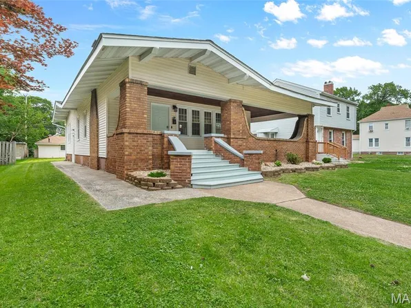 304 Sotier Pl, Wood River, IL 62095