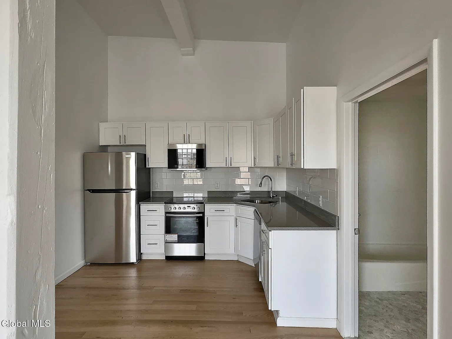 2 bed, 808 sqft, $2,200 — Photo 4