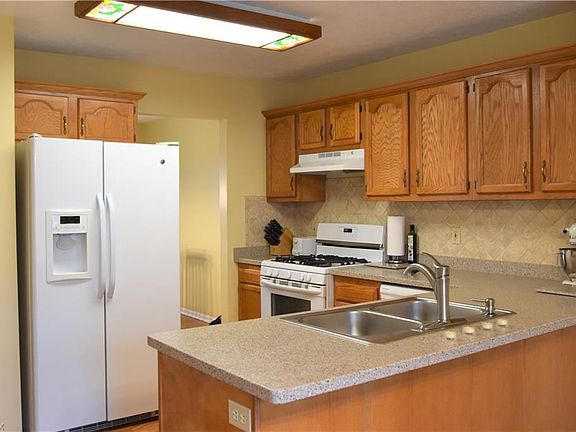 3rd image of 775 Hollyview Dr