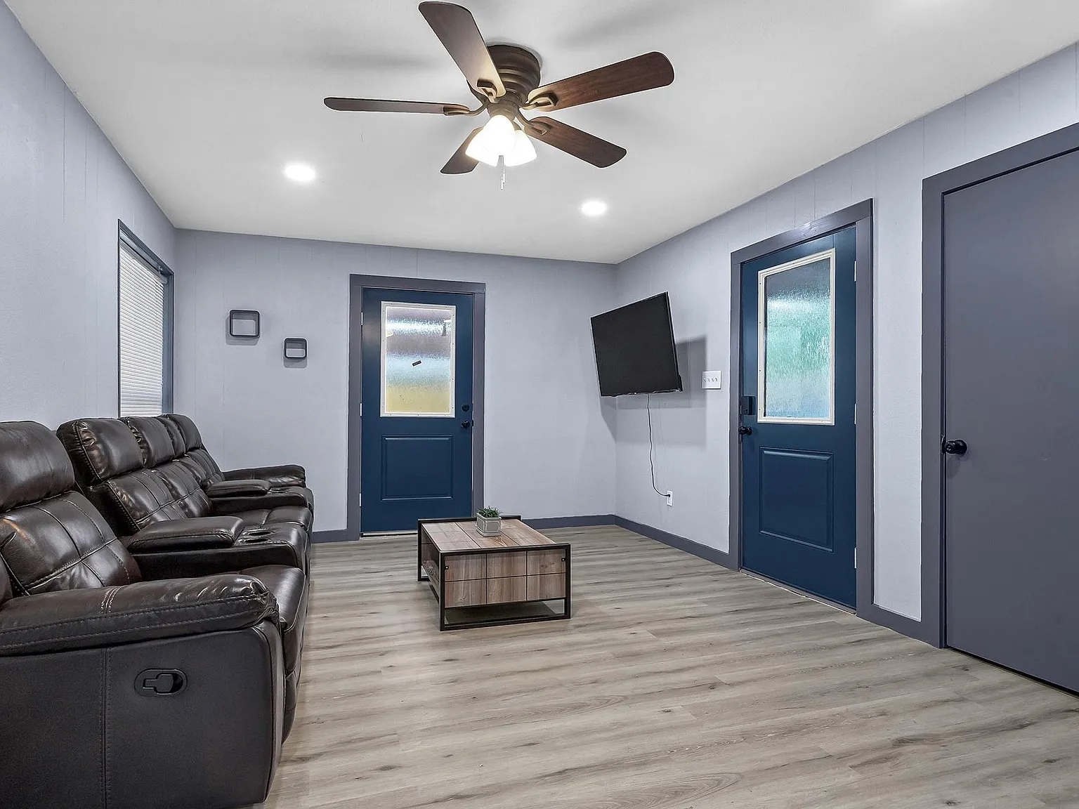 4 bed, 2.0 bath, 1800 sqft, $5,000 — Photo 2