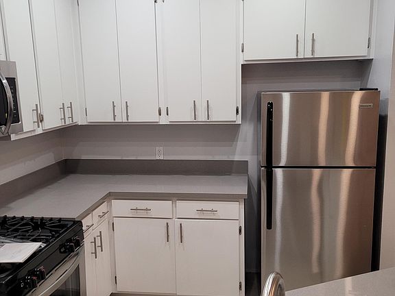 5th image of 2107 N Beachwood Dr #106