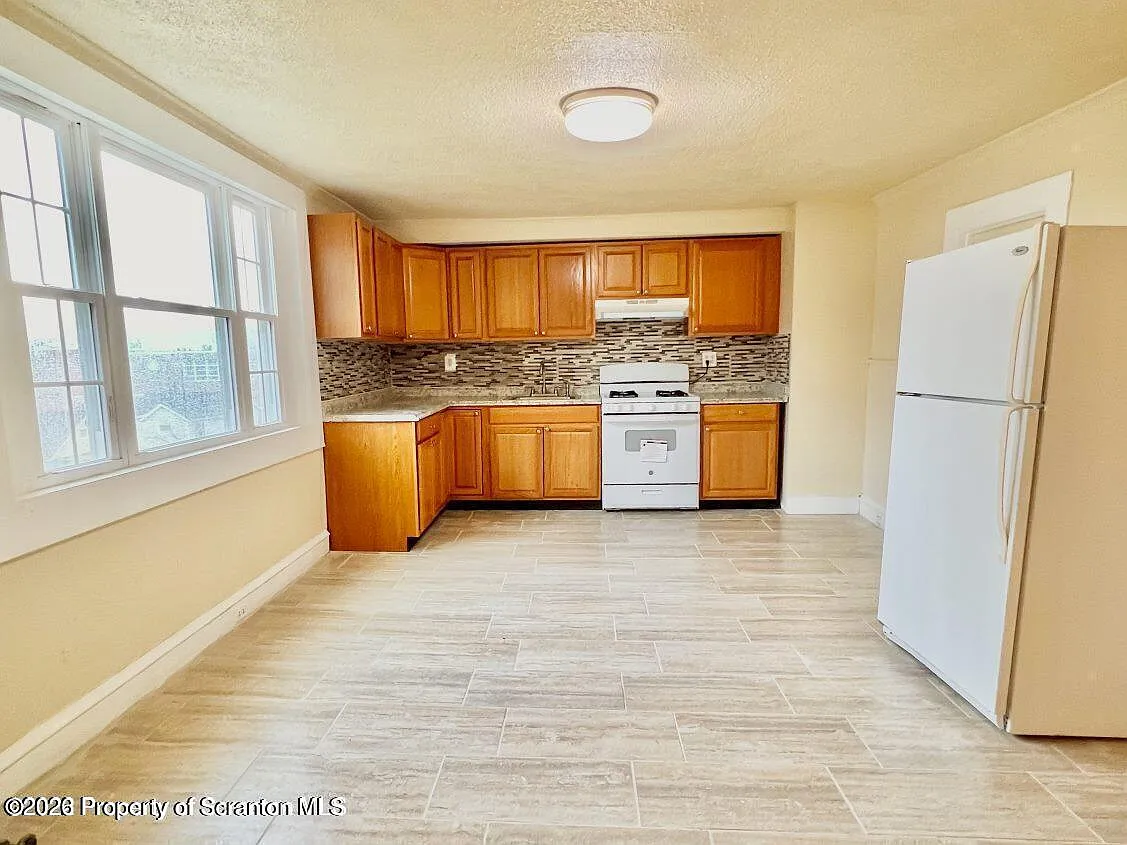 3 bed, 1.0 bath, 938 sqft, $1,200 — Photo 2
